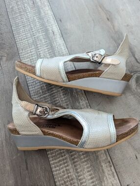 Naot Fiona Sandals Women's 35/5.5 Beige Silver Leather Snake T-Strap Cork Wedge